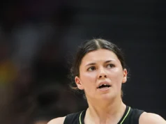 Jade Melbourne, do Storm, perde o dente da frente ao mergulhar por bola perdida