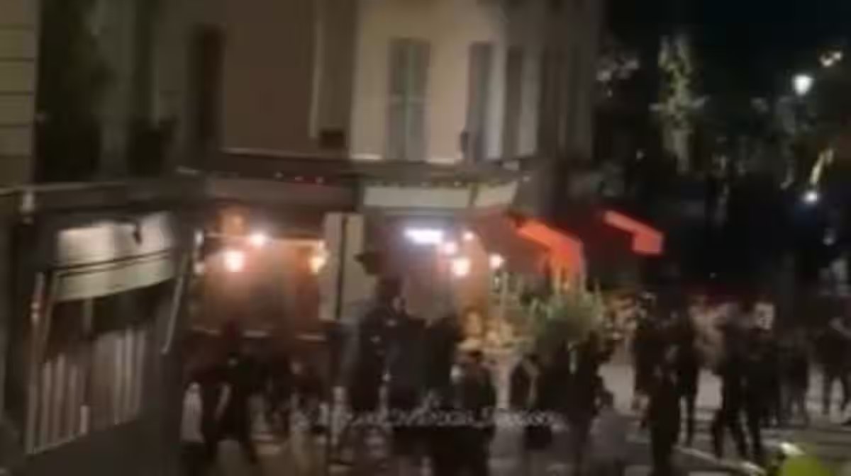 Restaurantes saccagés, espreguiçadeiras, bagarres: des partidários cagoulés de uma equipe de futebol sèment la «peur» et le caos em Paris