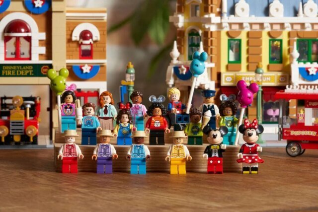 Disneyland-Main-Street-USA-minifigures-1280x853.jpg