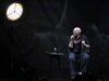 Phil Collins diz que “considera” se apresentar ao vivo novamente: “Não consigo ver isso acontecendo, mas estou mais saudável agora do que há algum tempo”