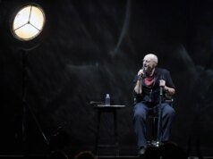 Phil Collins diz que “considera” se apresentar ao vivo novamente: “Não consigo ver isso acontecendo, mas estou mais saudável agora do que há algum tempo”