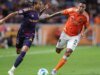 Apple transmitirá jogo da MLS filmado inteiramente em 15 iPhones, primeiro grande evento esportivo ao vivo capturado apenas usando smartphones