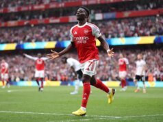 Mikel Arteta explica por que Bukayo Saka saiu no intervalo contra o Fulham