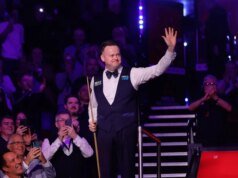 Shaun Murphy lutando para ingressar no clube de sinuca de elite na final do Campeonato Mundial