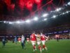 Ian Wright fala enquanto a polícia comemorativa chega chamando o Arsenal