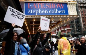 Fãs de Stephen Colbert explicam por que acreditam que a CBS cancelou ‘The Late Show’: ‘Foi politicamente motivado’