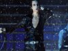 Sombr Makes It Rain no American Music Awards com versão splashy de ‘Homewrecker’