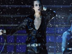 Sombr Makes It Rain no American Music Awards com versão splashy de ‘Homewrecker’