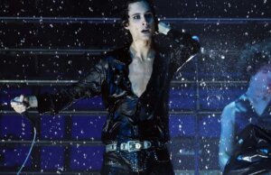 Sombr Makes It Rain no American Music Awards com versão splashy de ‘Homewrecker’