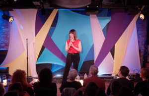 Ophira Eisenberg revela novo especial de comédia ‘I Used To Be Nicer’, produzido por Lewis Black
