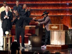 Jeff Ross sobre a ‘tensão real’ por trás do ‘Roast of Kevin Hart’, sua piada favorita e quem ele quer espetar em seguida (EXCLUSIVO)