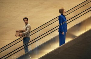 Crítica de ‘Ladies First’: Sacha Baron Cohen e Rosamund Pike trocam de lugar em uma comédia datada sobre a batalha dos sexos
