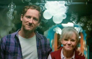 Crítica de ‘Criaturas notavelmente brilhantes’: Sally Field e Lewis Pullman ajudam-se mutuamente na cura em um melodrama de inteligência distintamente média