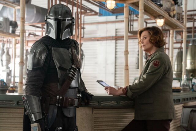 Mandalorian-and-Grogu-Sigourney-Weaver-bar.jpg
