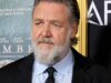 Russell Crowe adverte multidão de caçadores de autógrafos em Paris para não forçar: ‘Assim que alguém for um D – k, eu vou’