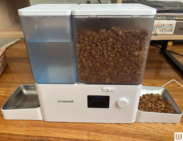 Oneisall25202-in-12520Automatic2520Cat2520Feeder2520and2520Water2520Dispenser-reviewer2520p.webp