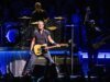 Bruce Springsteen dá um soco em Donald Trump e nos Ellisons enquanto ele se apresenta no penúltimo programa de Stephen Colbert