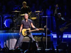 Bruce Springsteen dá um soco em Donald Trump e nos Ellisons enquanto ele se apresenta no penúltimo programa de Stephen Colbert