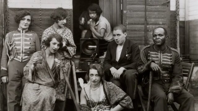 PHOTO-BOOTH-AUGUST-SANDER-16_YUAG_Circus-Artistes_MS3.VI_.37.4_334387-copy.jpg