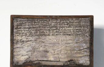 Alguém deixou cair este caderno em um banheiro medieval há 700 anos – e ele ainda está legível
