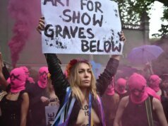 Protesto no palco do Pussy Riot contra o pavilhão russo na exposição de arte da Bienal de Veneza