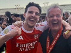 Piers Morgan revela como entrou em campo para as comemorações do título da Premier League do Arsenal