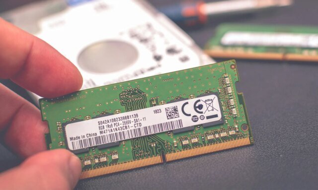 Samsung-DDR4-RAM-in-hand.jpg