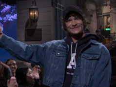 Connor Storrie apresenta Olivia Rodrigo enquanto ela estreia nova música do próximo álbum no SNL