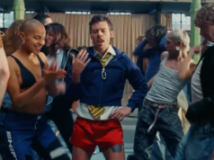 Harry Styles Discos Down em seus shorts de ginástica e tênis no vídeo de ‘Dance No More’