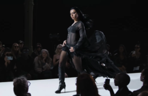 Charli xcx apresenta alta moda na passarela no videoclipe de ‘SS26’