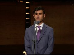 Jornalista estudante fala sobre a direção da CBS News ao receber bolsa de estudos Mike Wallace financiada pela rede no News Emmys