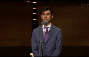 Jornalista estudante fala sobre a direção da CBS News ao receber bolsa de estudos Mike Wallace financiada pela rede no News Emmys