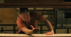 Bill Pullman se lembra de ter entrado no personagem em cenas de ‘Uma liga própria’ com a costar Geena Davis de ‘The Boroughs’; Reflete sobre seu papel na série de ficção científica da Netflix