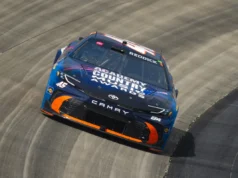 O líder de pontos, Tyler Reddick, na pole para a Coca-Cola 600 depois que a chuva anulou a qualificação