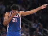 Joel Embiid está fora do jogo 2 da série 76ers contra os Knicks devido a lesões no tornozelo e quadril