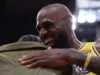 LeBron James brinca sobre desentendimento com Will Anderson Jr. durante a vitória do jogo 6 em Houston: ‘Esse é meu quarto filho’