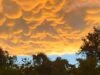 Espetaculares nuvens mammatus transformam o céu em fogo após tempestades no Missouri