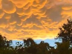 Espetaculares nuvens mammatus transformam o céu em fogo após tempestades no Missouri