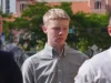 Adolescente acusado de matar meia-irmã no Carnival Cruise permanece em liberdade após audiência