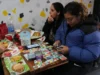 Praças argentinas fervilham com febre de troca de adesivos da Copa do Mundo