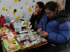 Praças argentinas fervilham com febre de troca de adesivos da Copa do Mundo