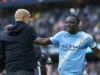 Jeremy Doku pode competir com Lamine Yamal e Vinicius Jr no cenário mundial, diz Pep Guardiola