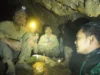 Equipes de resgate trabalham para libertar 4 homens que permanecem presos em uma caverna inundada no Laos e procuram 2 ainda desaparecidos