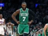 Jaylen Brown, do Celtics, foi multado em US$ 50 mil pela NBA por críticas públicas à arbitragem dos playoffs