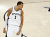 Spurs-Thunder: Victor Wembanyama vence a campainha do primeiro tempo com um chute no meio da quadra, coroando o primeiro tempo dominante