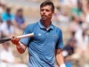 Arthur Géa implora com urgência para ir ao banheiro enquanto se sente mal durante a partida da primeira rodada do Aberto da França contra Karen Khachanov