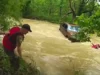 Três resgatados depois que veículo foi levado para um riacho por enchentes em Indiana