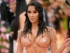 O maior desafio para os convidados do Met Gala: descobrir como fazer xixi com looks extravagantes