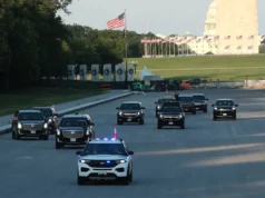 Trump repreende repórter por causa de ‘pergunta estúpida’ após passeio no Lincoln Memorial para verificar o trabalho de seu ‘cara da piscina’