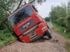 Caminhão fica preso na estrada e foi enviado para conserto
